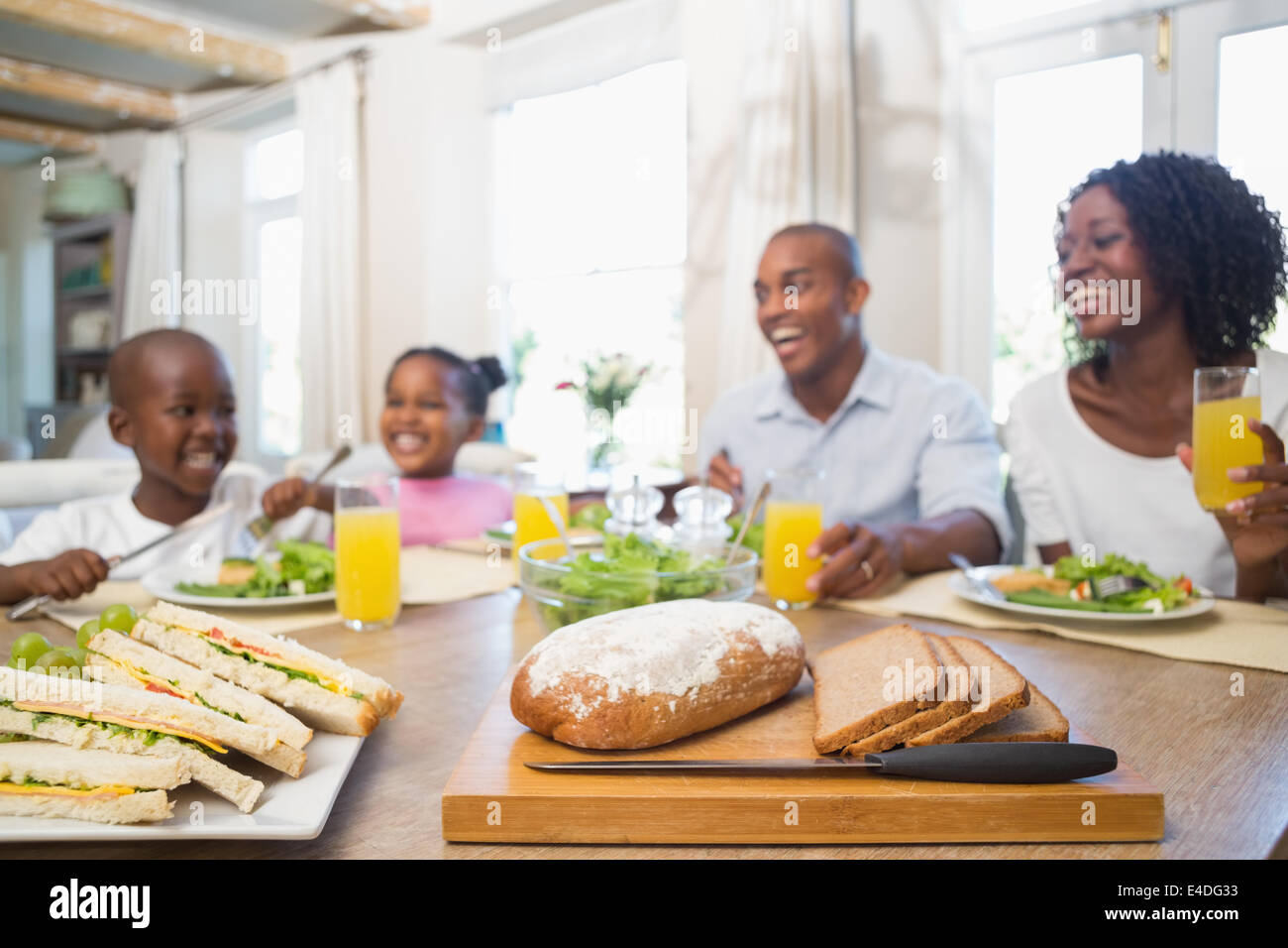 Famille heureuse jouissant d'un bon repas ensemble Banque D'Images