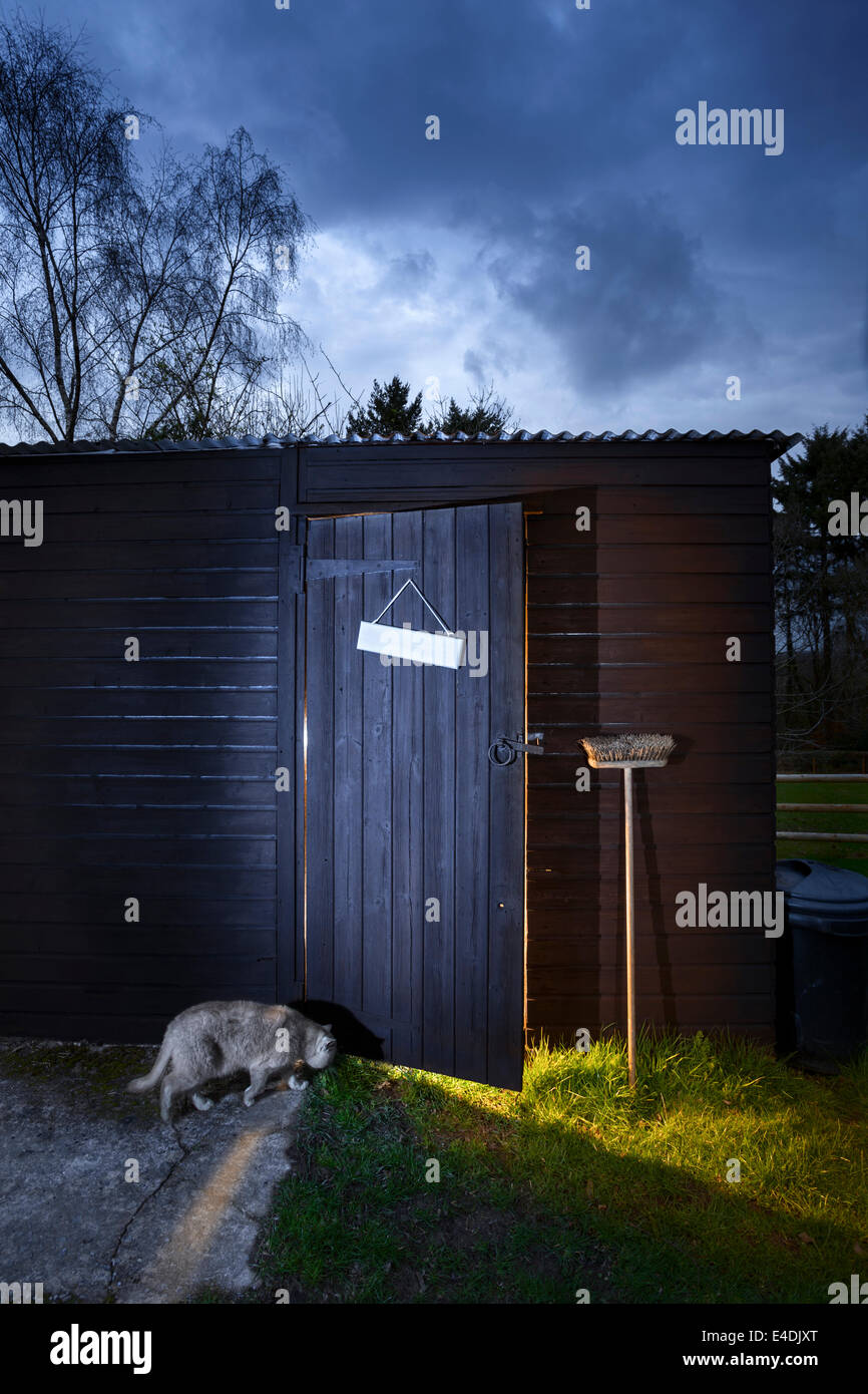 Répandre la lumière d'un atelier ouvert la porte. Banque D'Images