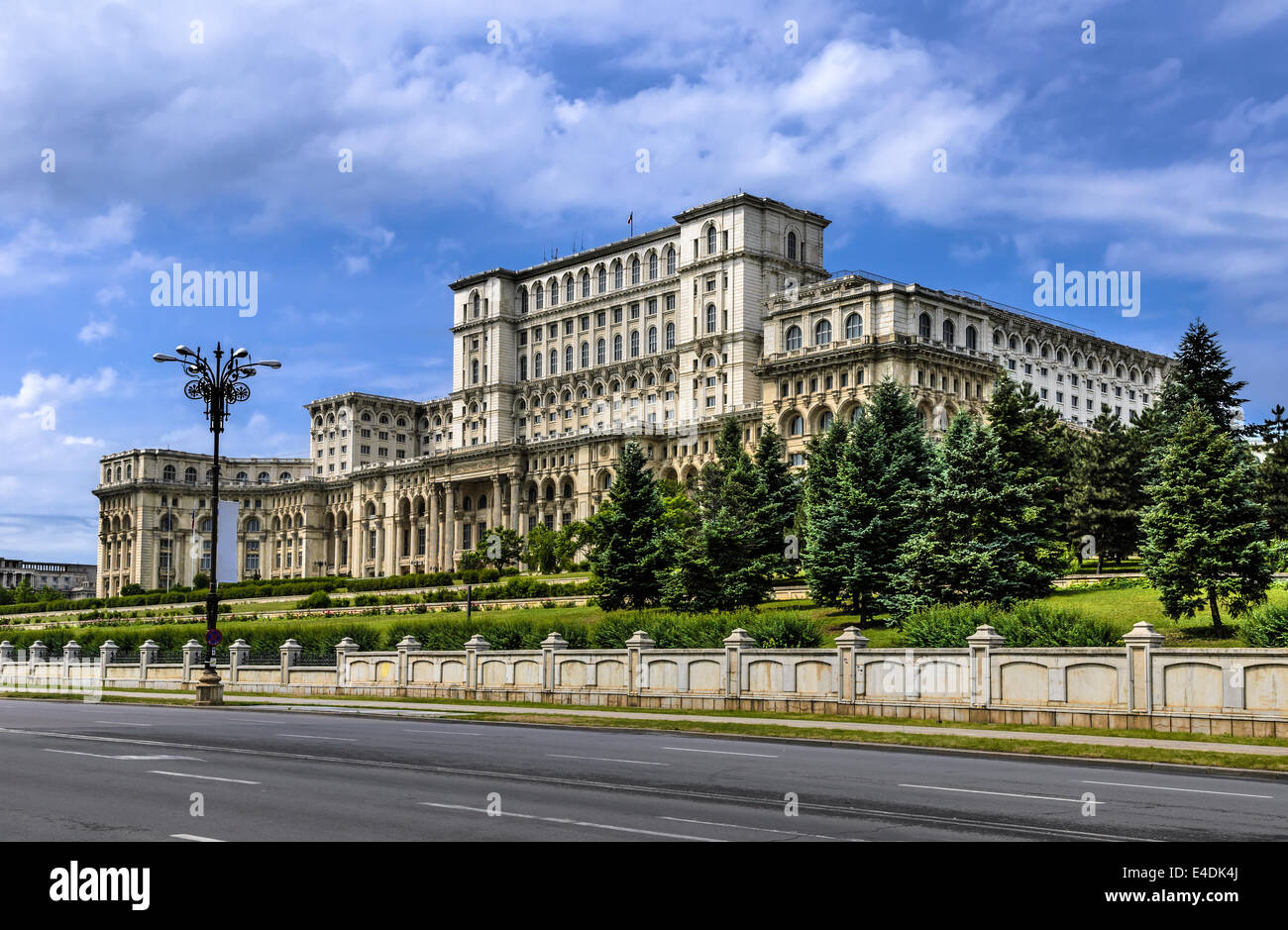 Le Palais du Parlement, le deuxième plus grand bâtiment au monde, construit par le dictateur Ceausescu à Bucarest, Roumanie. Banque D'Images