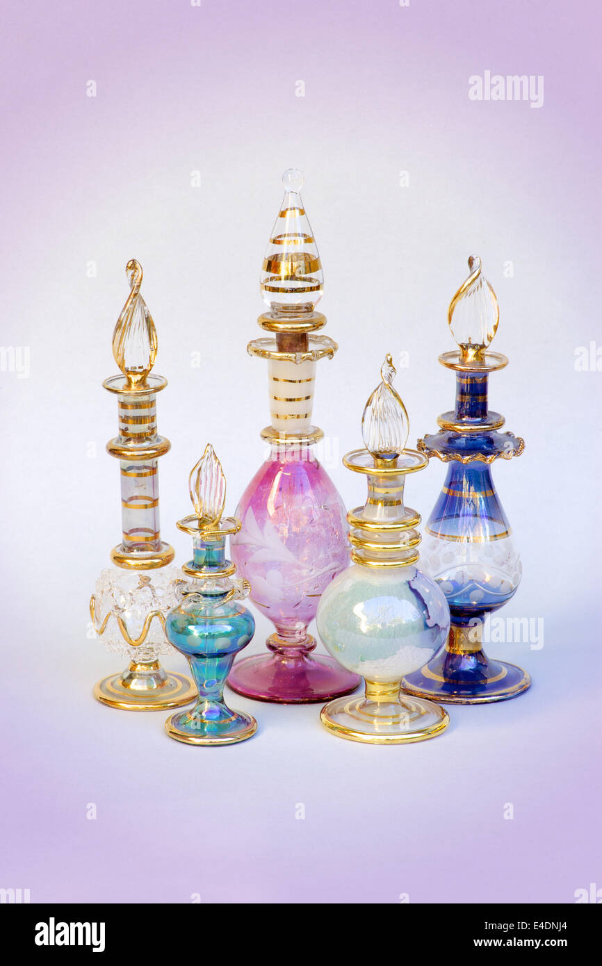 Une collection colorée de flacons de parfum. Banque D'Images