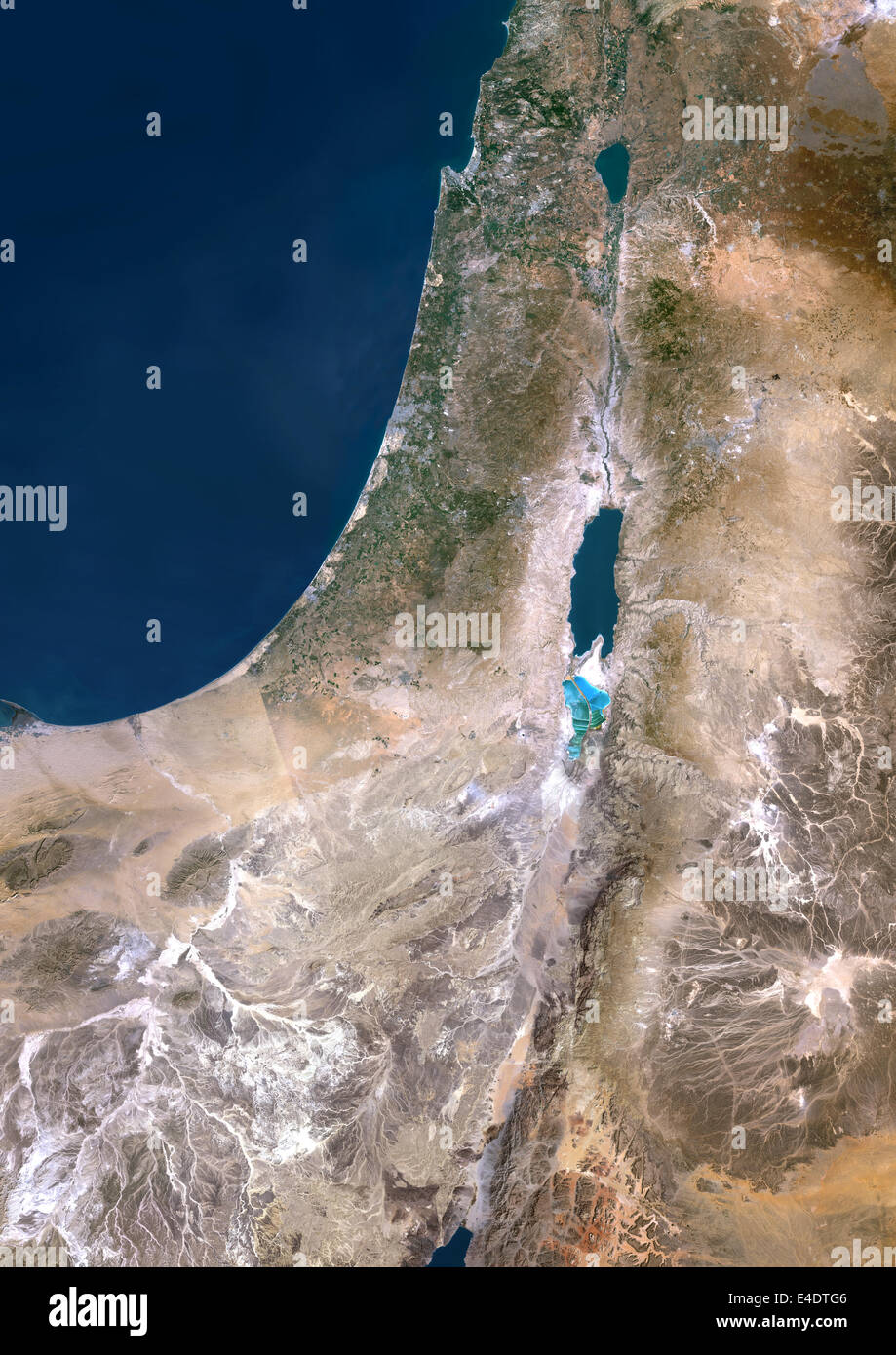 Israël, True Color Image satellite. Israël, true color image satellite. Le Nord est en haut. La grande étendue d'eau est e Banque D'Images