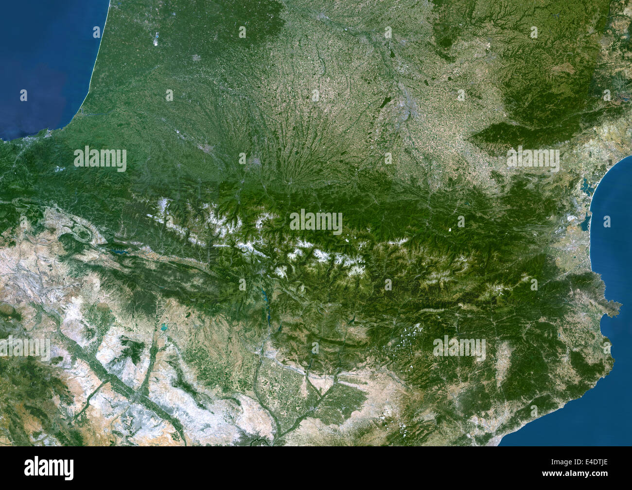 Pyrénées, France, Espagne, True Color Image satellite. Pyrénées, France -  Espagne. La couleur vraie image satellite de la chaîne des Pyrénées, un r  Photo Stock - Alamy