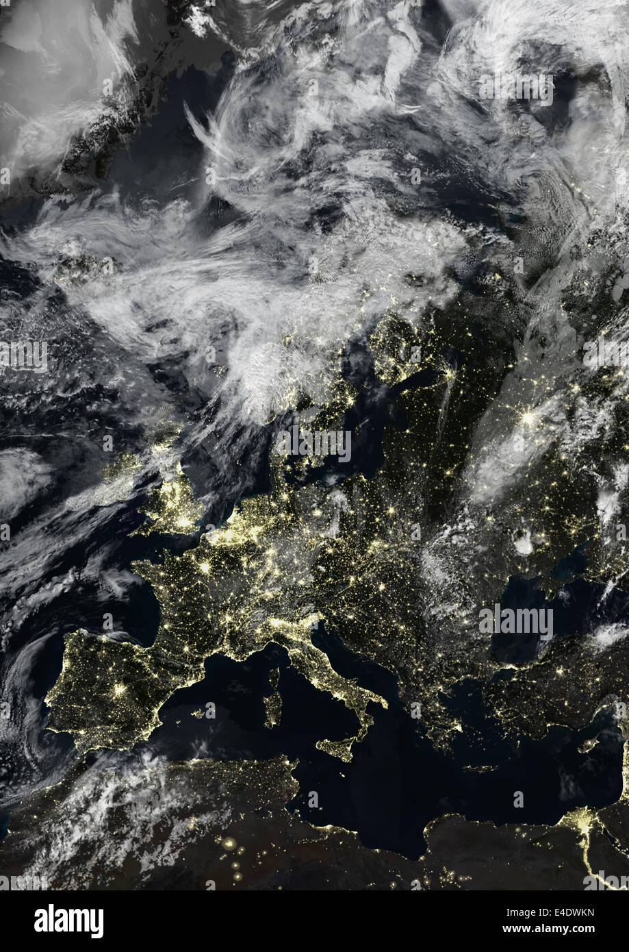 L'Europe dans la nuit avec une couverture nuageuse, True Color Image satellite. La couleur vraie image satellite de l'Europe la nuit grâce au cloud cove Banque D'Images