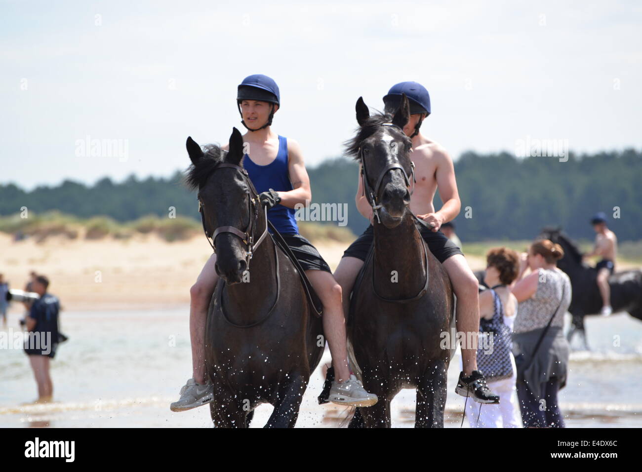 Promenade à la plage avec cavalerie Banque D'Images