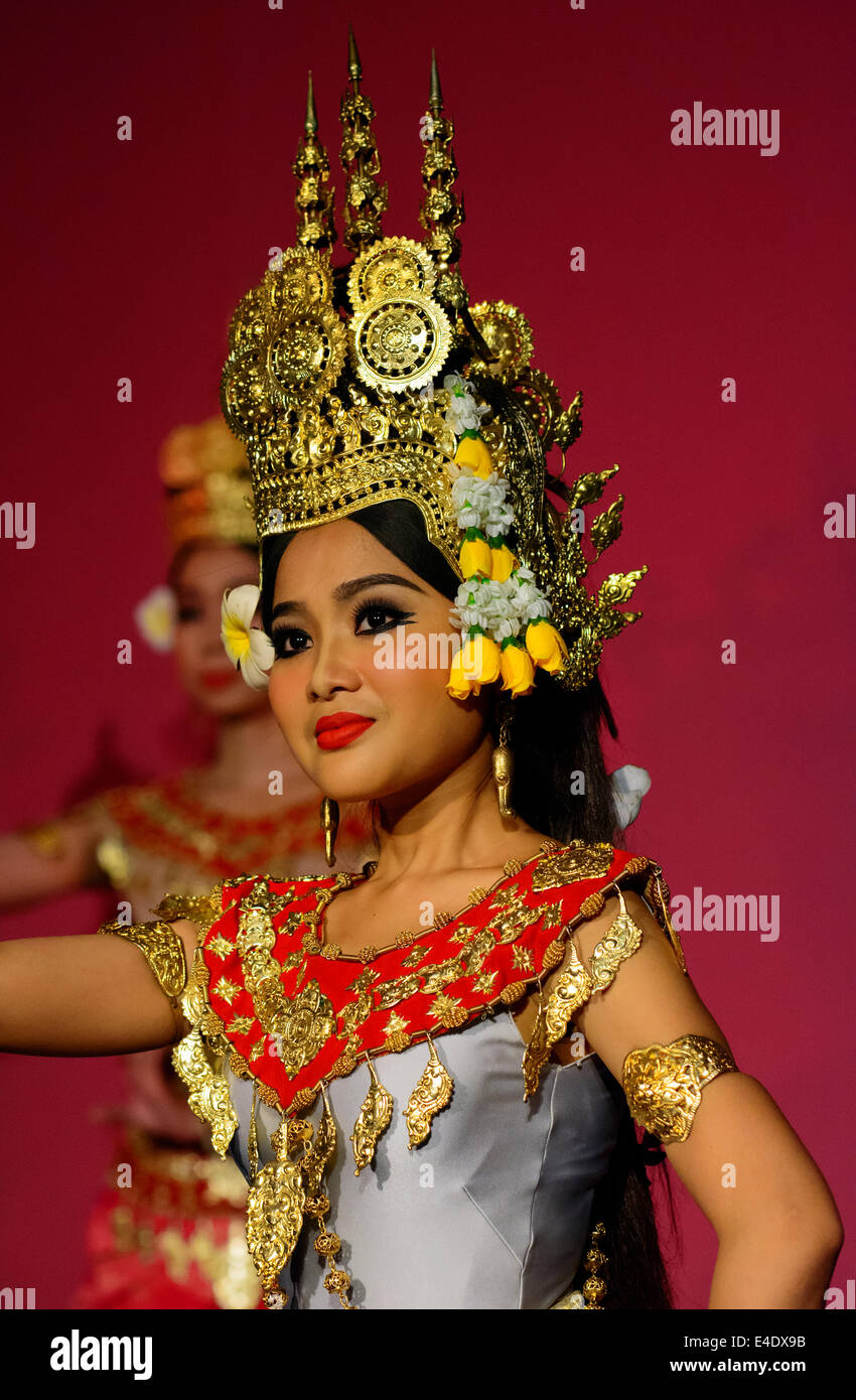 Danseuse Apsara en costume traditionnel, Phnom Penh, Cambodge. Banque D'Images