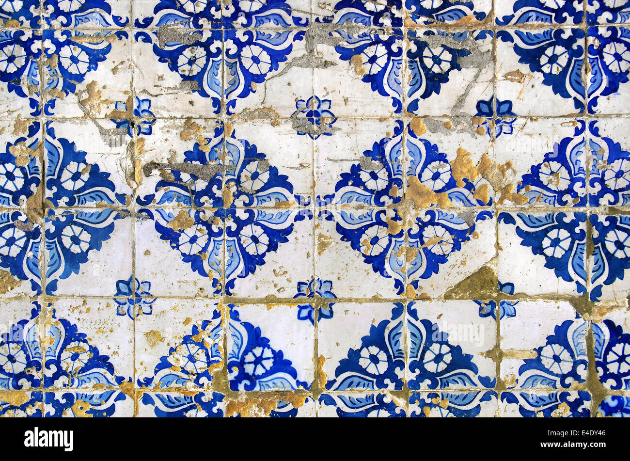 Arrière-plan de vieux carreaux portugais typique et endommagée Banque D'Images