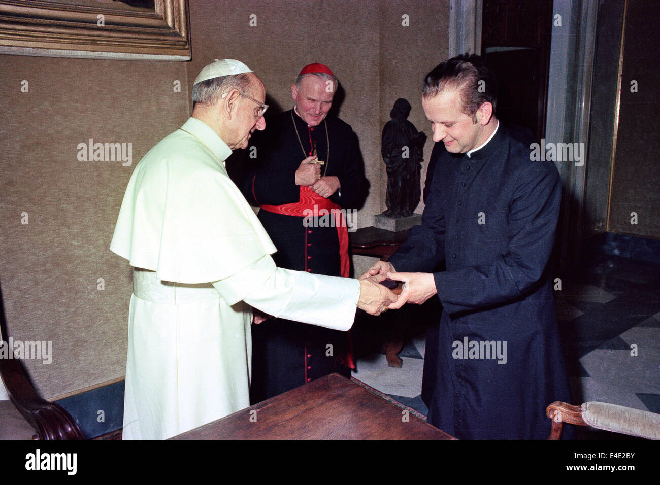 Le pape Palo VI avec le Cardinal Wojtyla et Don Stanislaw Dziwisz furure archevêque de Cracovie Banque D'Images