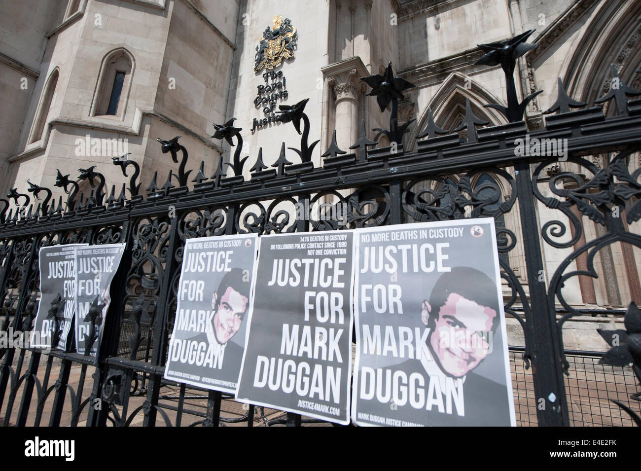 Royal Courts of Justice, London, UK. 9 juillet 2014. La mère de Mark Duggan, dont la mort par balle par la police de Londres a déclenché des émeutes à l'échelle nationale en août 2011, est une enquête difficile verdict d'homicide légal à la Royal Courts of Justice. Sur la photo : des affiches qui demande "La Justice pour Mark Duggan' sont positionnés sur des rails à l'extérieur de la Cour royale de Justice. Credit : Lee Thomas/Alamy Live News Banque D'Images