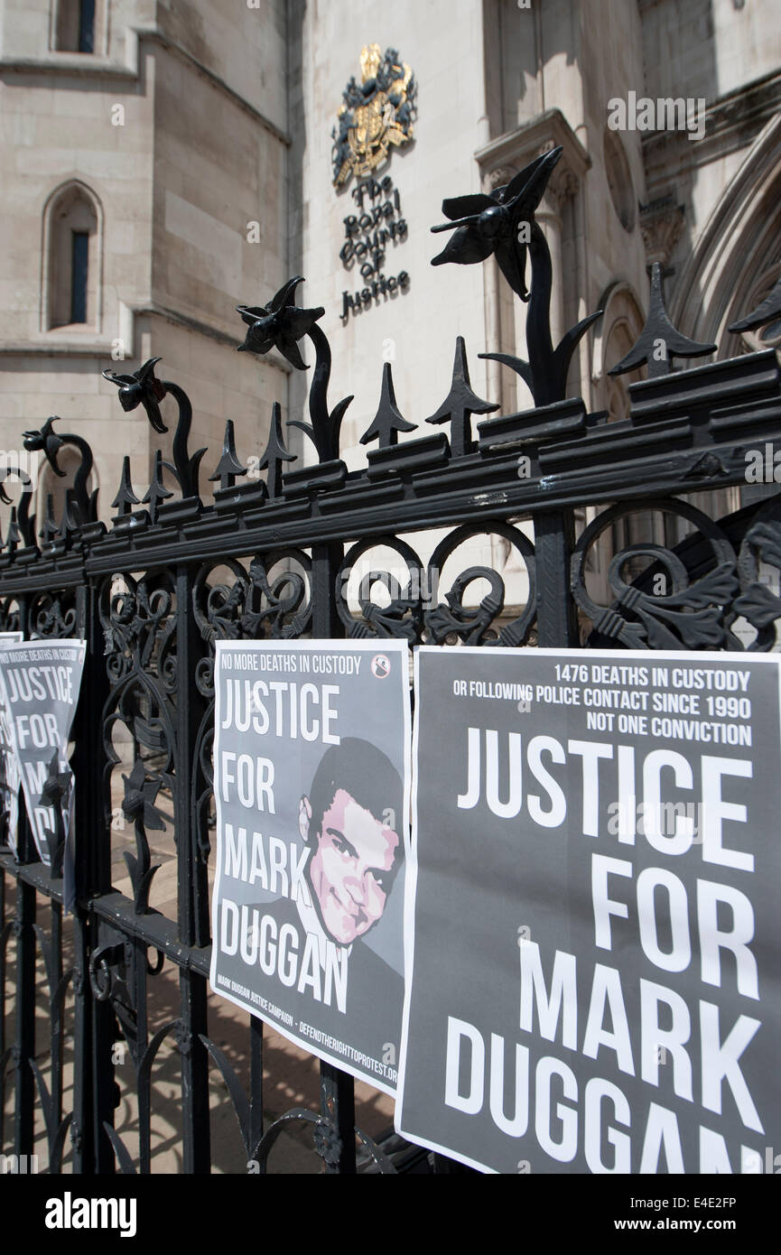 Royal Courts of Justice, London, UK. 9 juillet 2014. La mère de Mark Duggan, dont la mort par balle par la police de Londres a déclenché des émeutes à l'échelle nationale en août 2011, est une enquête difficile verdict d'homicide légal à la Royal Courts of Justice. Sur la photo : des affiches qui demande "La Justice pour Mark Duggan' sont positionnés sur des rails à l'extérieur de la Cour royale de Justice. Credit : Lee Thomas/Alamy Live News Banque D'Images