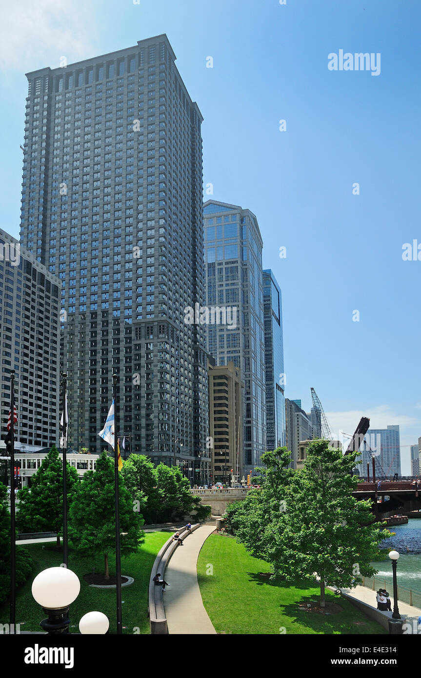 Riverwalk Chicago en direction de Wacker Drive Banque D'Images