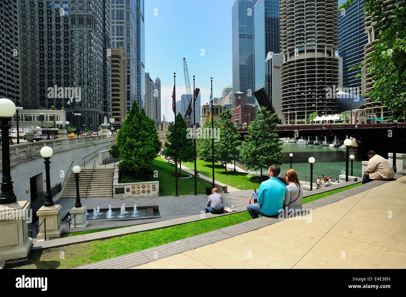 Les visiteurs du Mémorial de guerre des anciens combattants de Chicago le long du fleuve. Banque D'Images