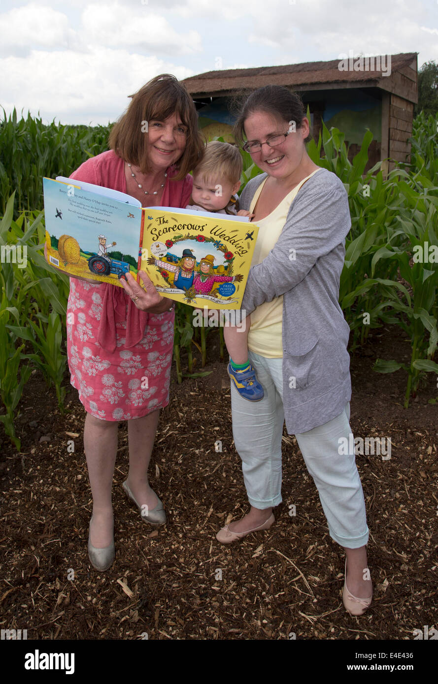 Tattenhill, Staffordshire, Royaume-Uni. 9 juillet 2014. L/R : Julia Donaldson et Oliver Heighington (20 mois) et sa maman Nina Heighington. Un champ dix acres de maïs est transformé en un gigantesque labyrinthe de l'épouvantail. Les personnages sont de de Julia Donaldson's new book - Les épouvantails' Mariage. The Gruffalo auteur a été rejoint par l'illustrateur de livres, Axel Scheffler pour ouvrir le labyrinthe aujourd'hui à l'Aventure en forêt nationale ferme, Tattenhill, Staffordshire. Credit : Joanne Roberts/Alamy Live News Banque D'Images