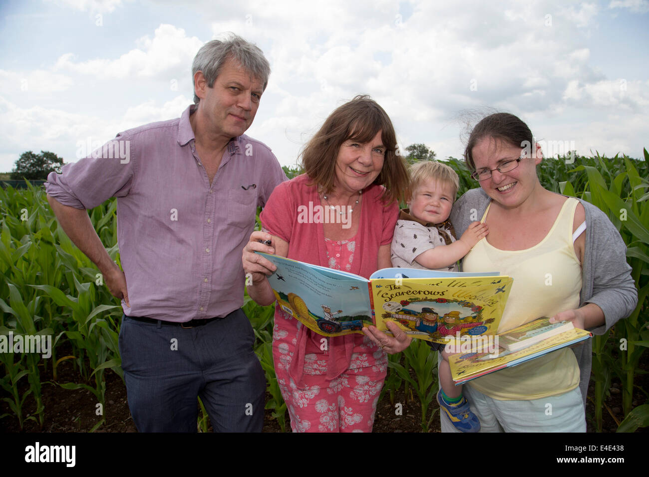 Tattenhill, Staffordshire, Royaume-Uni. 9 juillet 2014. L/R : Axel Scheffler, Julia Donaldson et Oliver Heighington (20 mois) et sa maman Nina Heighington. Un champ dix acres de maïs est transformé en un gigantesque labyrinthe de l'épouvantail. Les personnages sont de de Julia Donaldson's new book - Les épouvantails' Mariage. The Gruffalo auteur a été rejoint par l'illustrateur de livres, Axel Scheffler pour ouvrir le labyrinthe aujourd'hui à l'Aventure en forêt nationale ferme, Tattenhill, Staffordshire. Credit : Joanne Roberts/Alamy Live News Banque D'Images