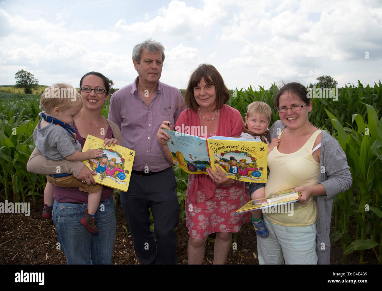 Tattenhill, Staffordshire, Royaume-Uni. 9 juillet 2014. L/R : Alfie Hughes (20 mois), avec sa maman Lisa Moran, Axel Scheffler, Julia Donaldson et Oliver Heighington (20 mois) et sa maman Nina Heighington. Un champ dix acres de maïs est transformé en un gigantesque labyrinthe de l'épouvantail. Les personnages sont de de Julia Donaldson's new book - Les épouvantails' Mariage. The Gruffalo auteur a été rejoint par l'illustrateur de livres, Axel Scheffler pour ouvrir le labyrinthe aujourd'hui à l'Aventure en forêt nationale ferme, Tattenhill, Staffordshire. Credit : Joanne Roberts/Alamy Live News Banque D'Images