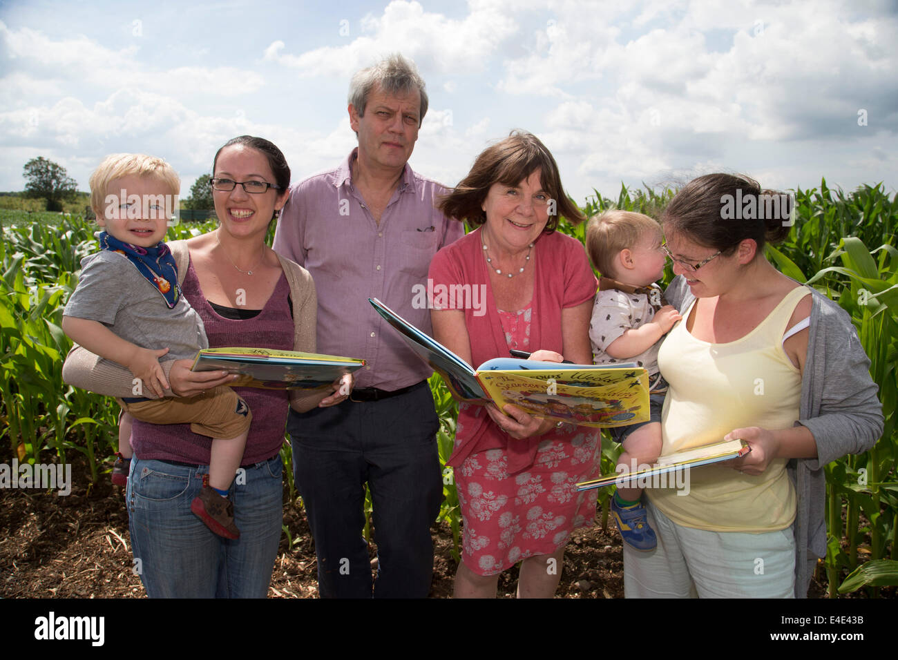 Tattenhill, Staffordshire, Royaume-Uni. 9 juillet 2014. L/R : Alfie Hughes (20 mois), avec sa maman Lisa Moran, Axel Scheffler, Julia Donaldson et Oliver Heighington (20 mois) et sa maman Nina Heighington. Un champ dix acres de maïs est transformé en un gigantesque labyrinthe de l'épouvantail. Les personnages sont de de Julia Donaldson's new book - Les épouvantails' Mariage. The Gruffalo auteur a été rejoint par l'illustrateur de livres, Axel Scheffler pour ouvrir le labyrinthe aujourd'hui à l'Aventure en forêt nationale ferme, Tattenhill, Staffordshire. Credit : Joanne Roberts/Alamy Live News Banque D'Images
