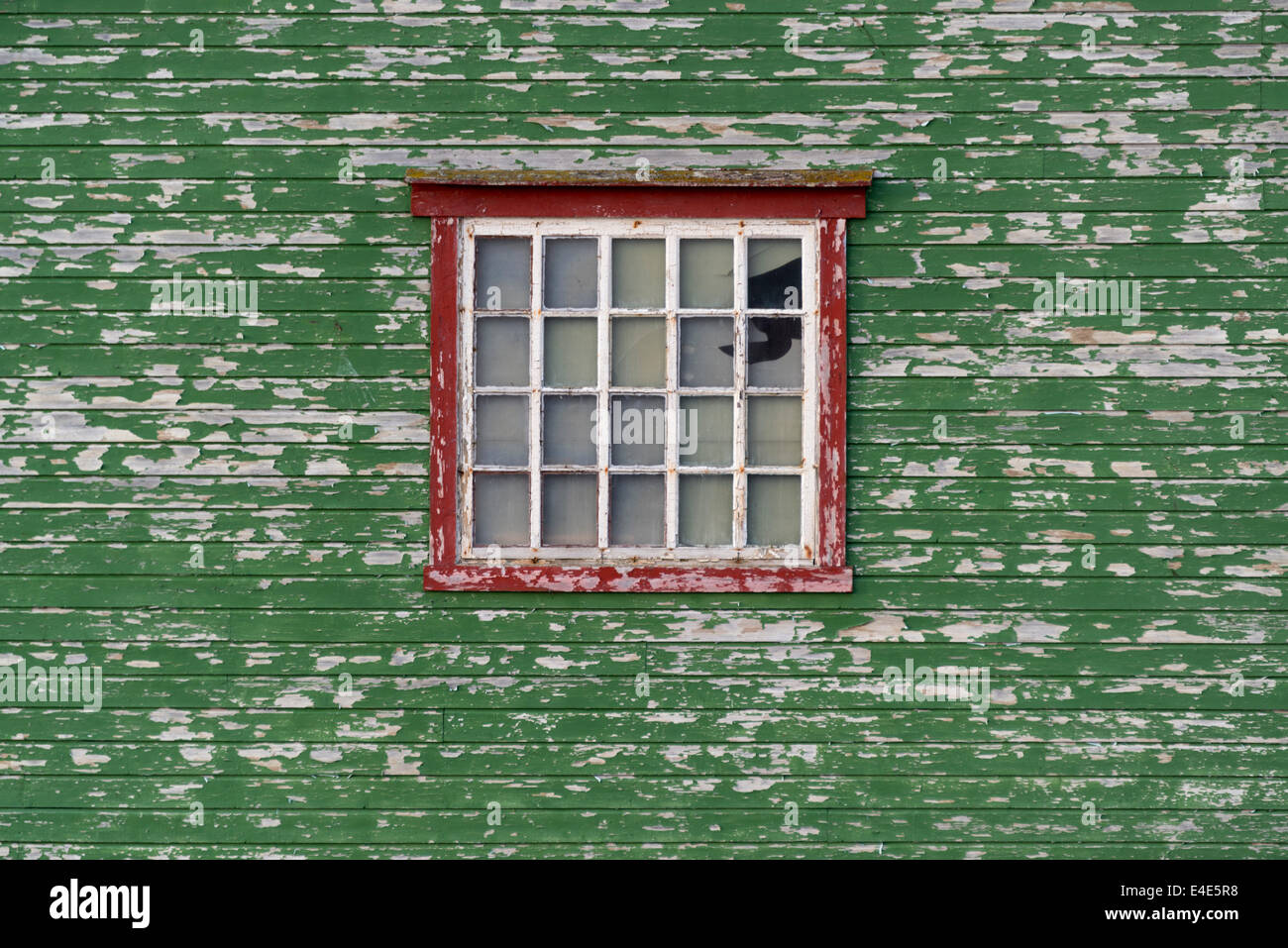 Mur en bois vert avec fenêtre rouge et blanc Banque D'Images