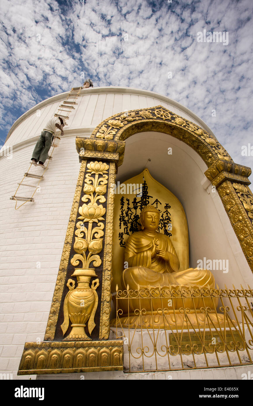 Au Népal, Pokhara, Ananada Hill, Shanti Stupa, les hommes du monde de la peinture blanche de la Pagode de la paix Banque D'Images