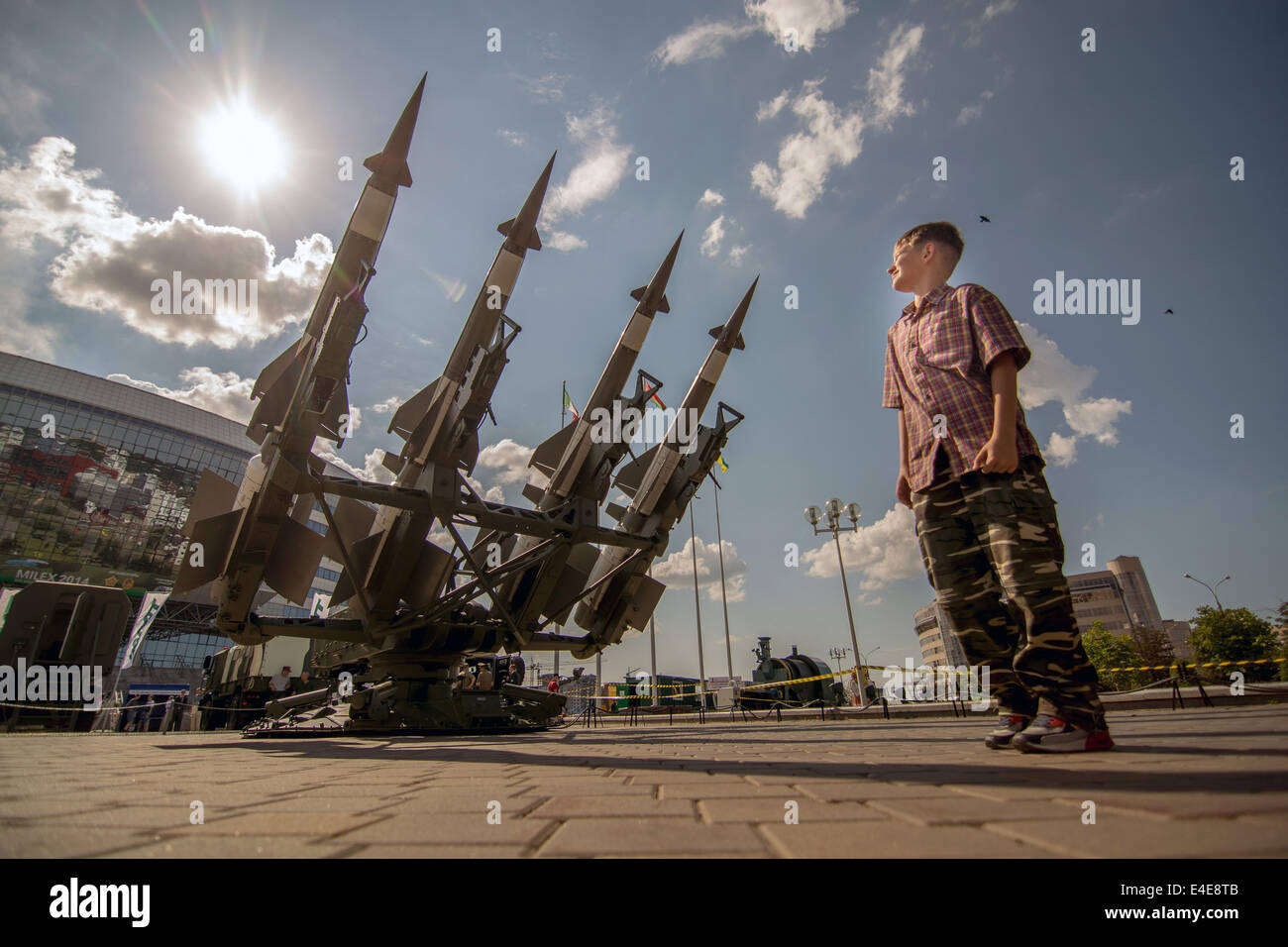 Minsk, Belarus. 09 juillet 2014. Un garçon ressemble à un système de défense aérienne rocket affiché à la MILEX-2014 exposition des armes et du matériel militaire à Minsk le 9 juillet 2014. Credit : Siarhei Balai/ZUMA/Alamy Fil Live News Banque D'Images