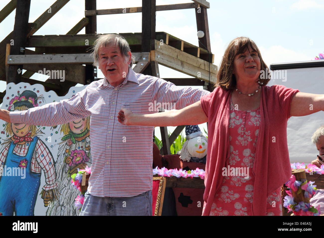 Burton-on-Trent, Staffordshire, Royaume-Uni. 09 juillet 2014. Julia et son mari, Malcolm effectuer les épouvantails' Mariage, pour la première fois, aux enfants des écoles. La Forêt nationale ferme Aventure lance sa 11e édition annuelle de maïs de 4 hectares labyrinthe qui, cette année, célèbre la publication de Les épouvantails' livre de mariage par les créateurs de The Gruffalo & Stick Man). Conçu dans la forme des épouvantails' caractères Mariage Betty O'Orge et Harry O'Hay, le labyrinthe dispose de trois kilomètres de voies, ponts et affichage des tours. Credit : Deborah Vernon/Alamy Live News Banque D'Images