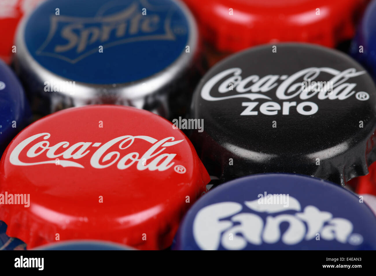 Stuttgart, Allemagne - le 6 octobre 2012 : Groupe de Coca-Cola, Coca-Cola Zero, Fanta et Sprite capsules de bouteille. Peu profondes avec macro shot Banque D'Images