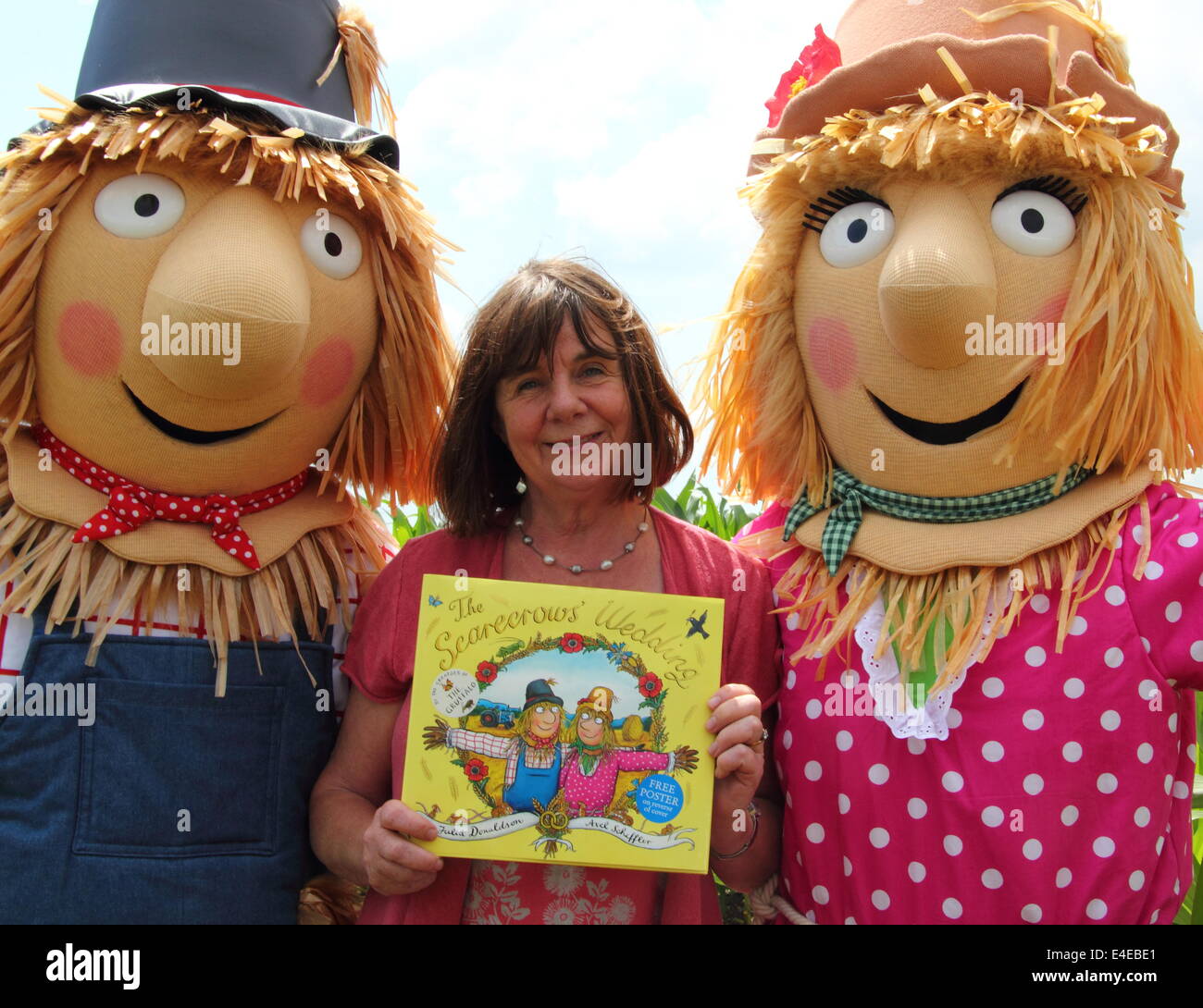 Burton-on-Trent, Staffordshire, Royaume-Uni. 09 juillet 2014. Julia Donaldson avec Harry O'Hay et Betty O'l'orge. La Forêt nationale ferme Aventure lance sa 11e édition annuelle de maïs de 4 hectares labyrinthe qui, cette année, célèbre la publication de Les épouvantails' livre de mariage par les créateurs de The Gruffalo & Stick Man). Conçu dans la forme des épouvantails' caractères Mariage Betty O'Orge et Harry O'Hay, le labyrinthe dispose de trois kilomètres de voies, ponts et affichage des tours. Credit : Deborah Vernon/Alamy Live News Banque D'Images