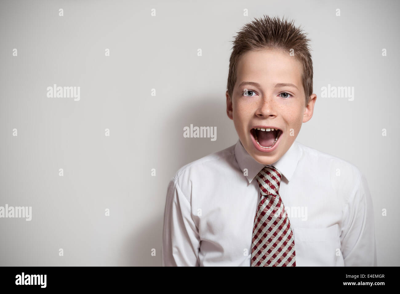 Le beau garçon souriant crier adolescent dans une chemise blanche et une  cravate Photo Stock - Alamy