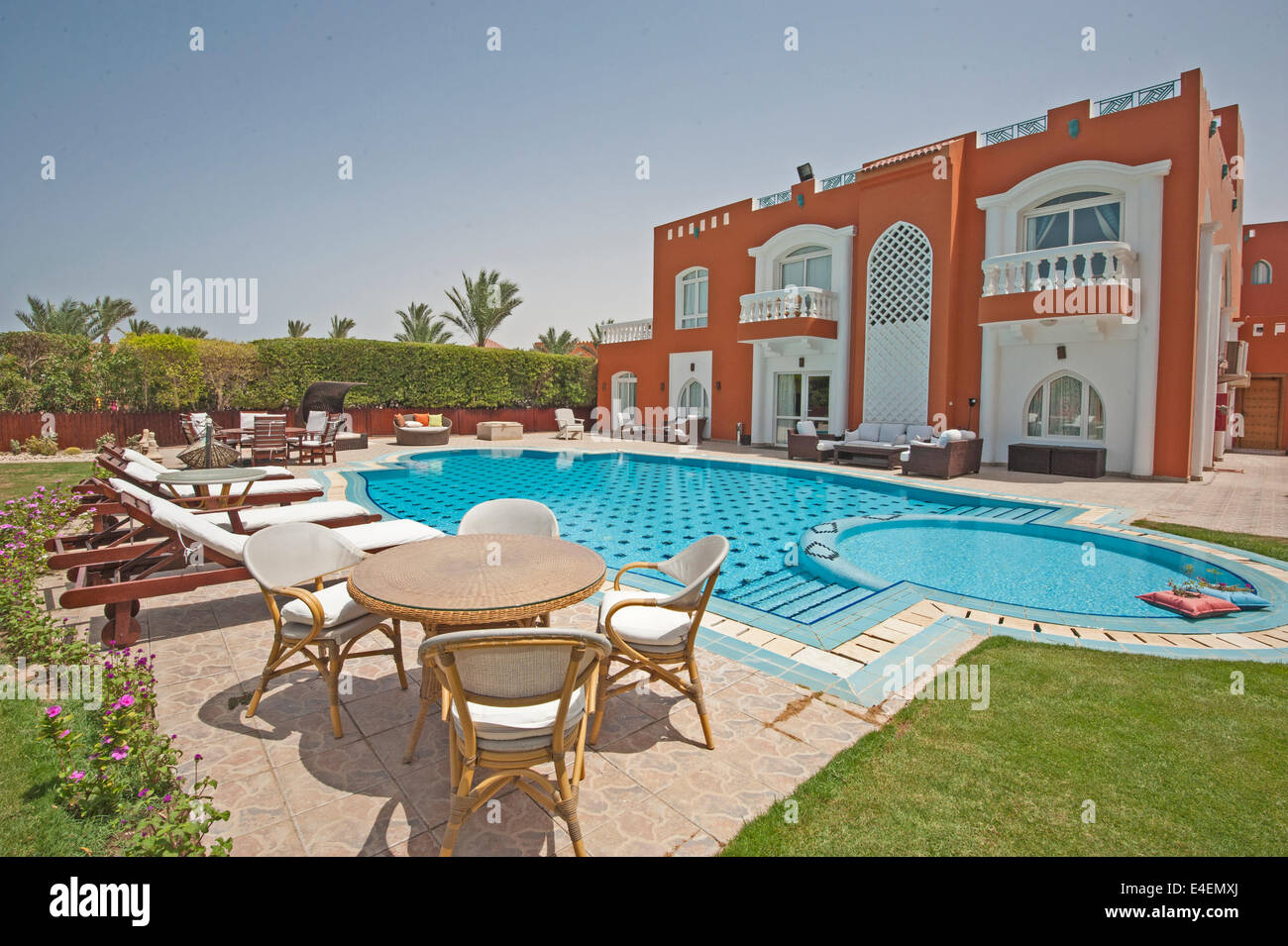 L'extérieur de villa de luxe avec piscine dans la région de tropical resort Banque D'Images