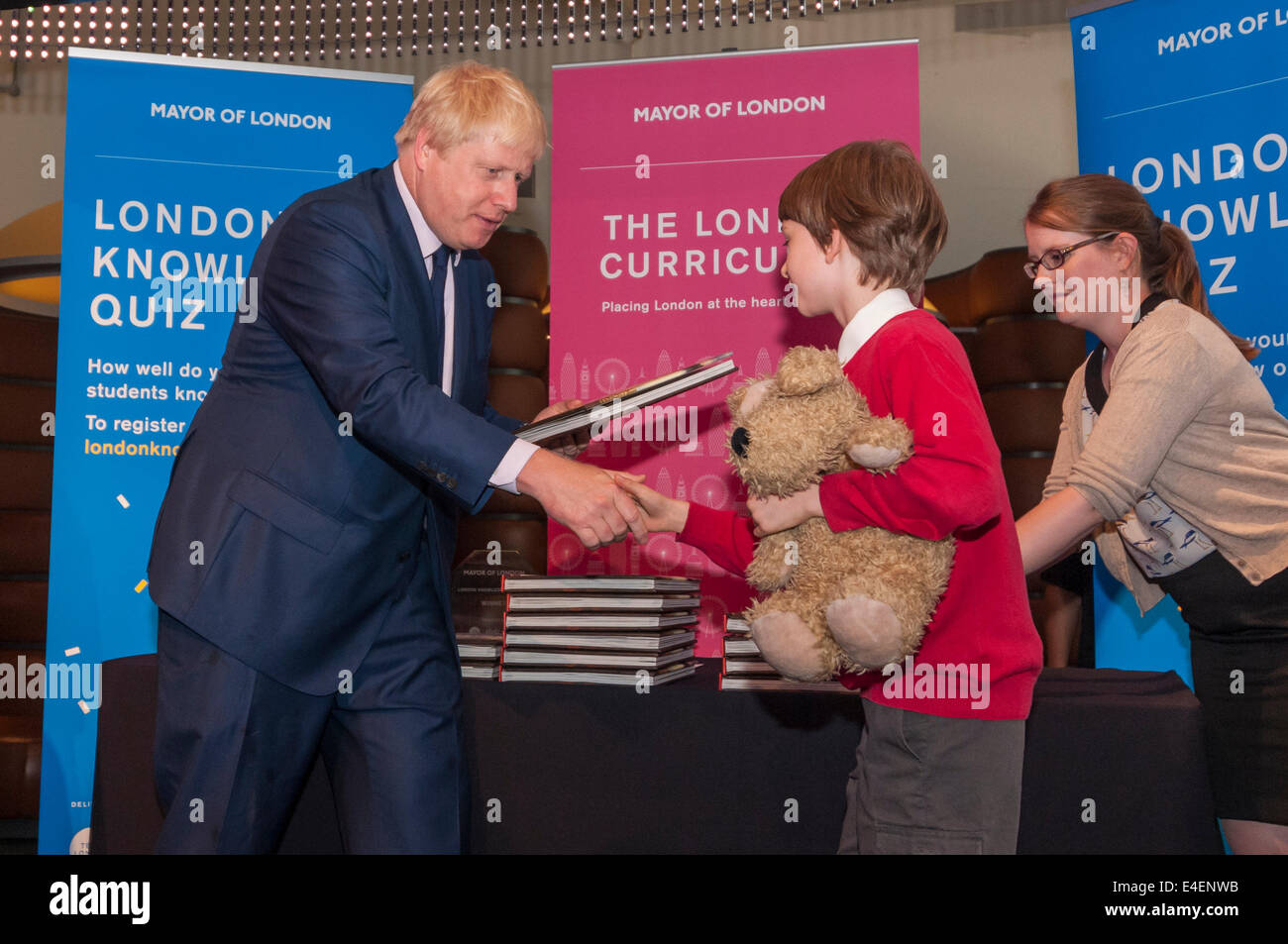 Museum of London, Londres, Royaume-Uni, le 9 juillet 2014. Boris Johnson, Maire de Londres, lance le programme de Londres (l'une des initiatives de l'atteinte des écoliers de la capitale) avec la finale de la London Quiz des connaissances, un défi de l'Université de style quiz dont près de 200 écoles ont participé. Photo : Boris Johnson, Maire de Londres, avec un membre de Saint George's School Hanover Square, Westminster, gagnants du quiz des connaissances de Londres pour les écoles primaires. Crédit : Stephen Chung/Alamy Live News Banque D'Images