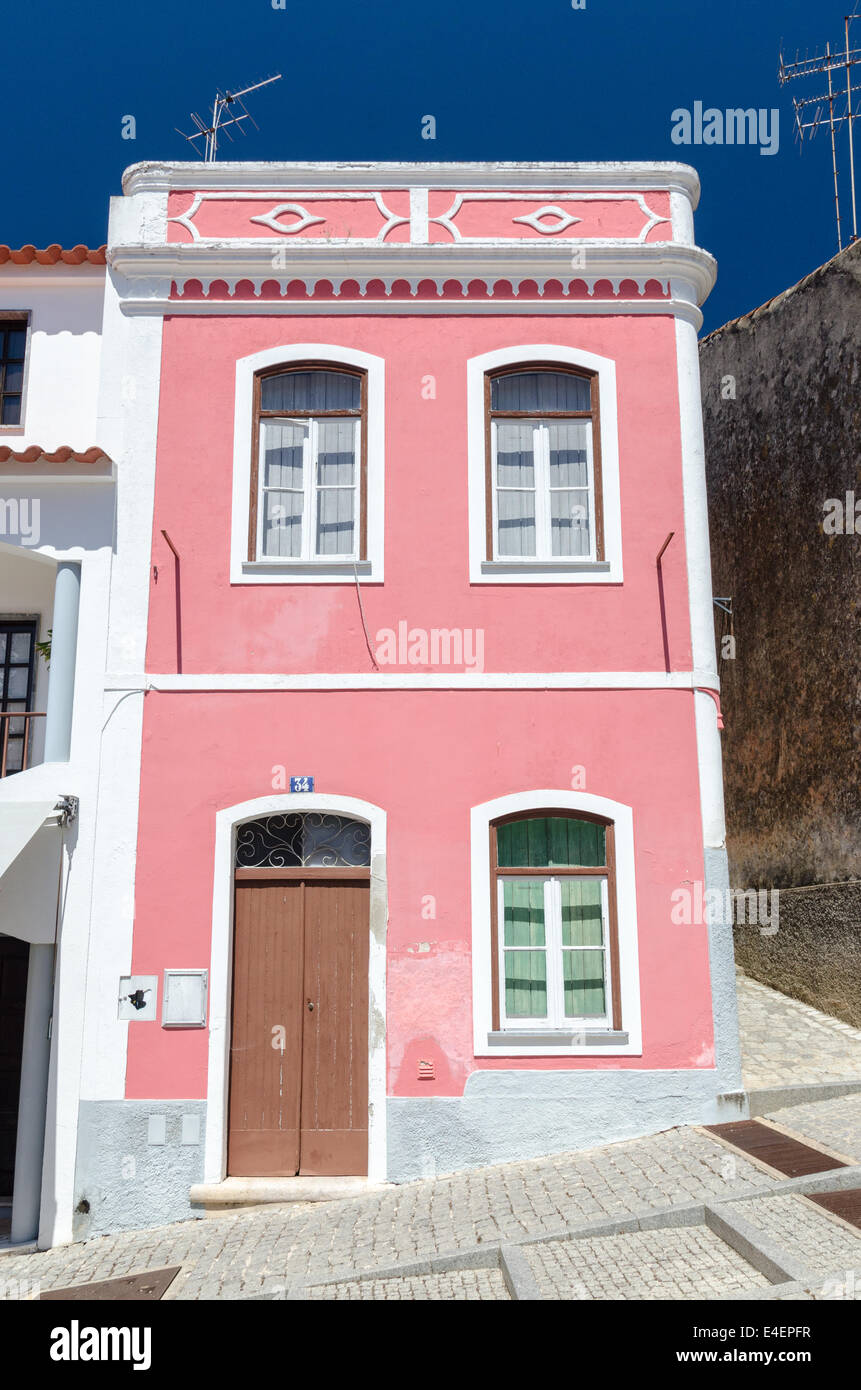 Une chambre rose vif peint dans la jolie ville de Monchique dans la Serra de Monchique, Portugal Banque D'Images