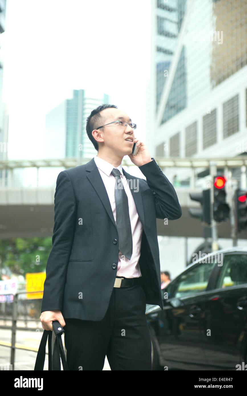 Homme d'affaires chinois de Hong Kong dans le quartier central animé Banque D'Images