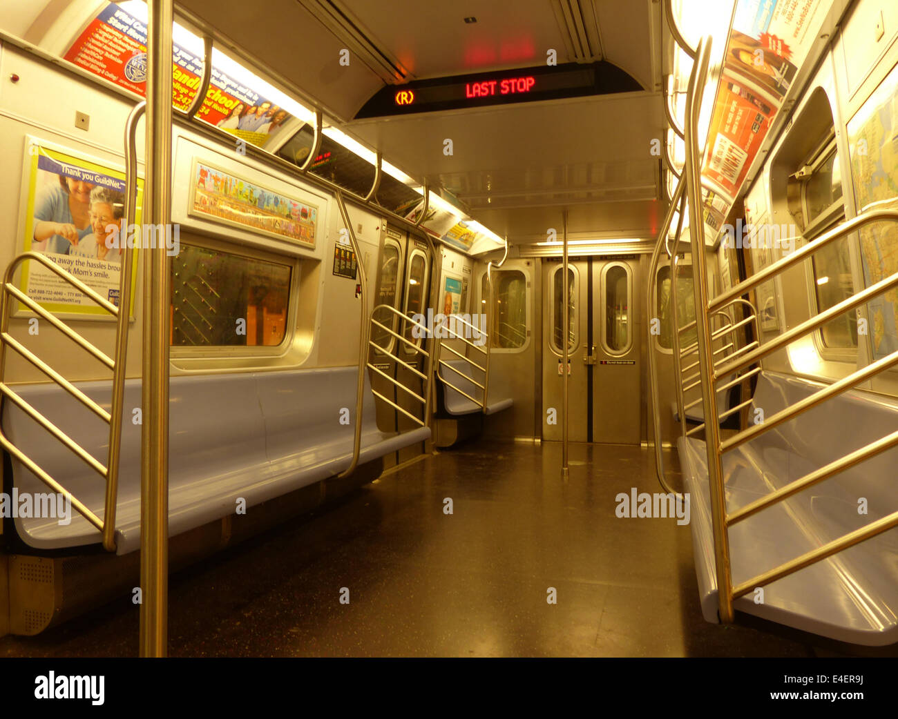 Un wagon de métro à New York avec un panneau indiquant "dernier arrêt" Banque D'Images