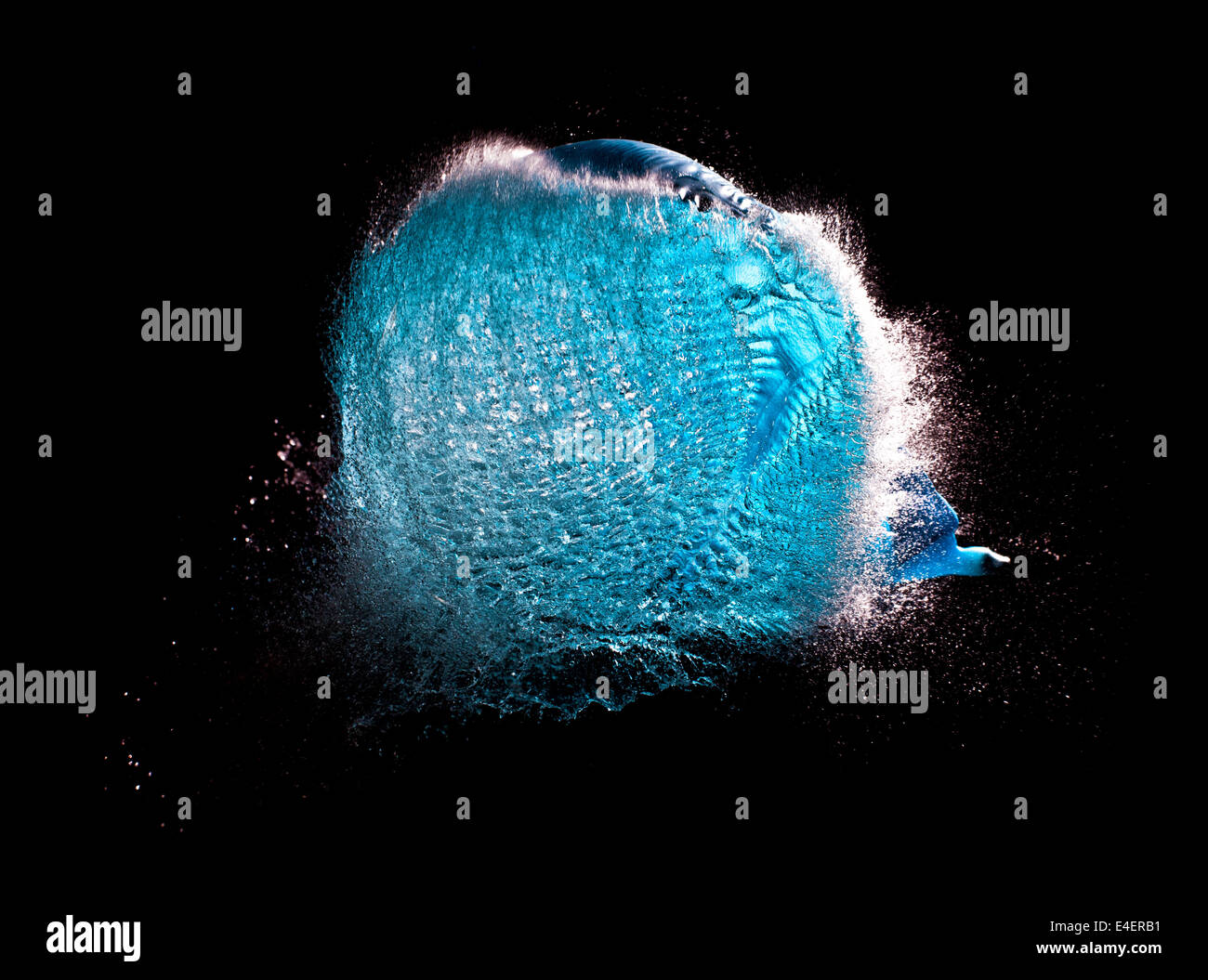 Explosion de ballon rempli d'eau la photographie à haute vitesse Banque D'Images