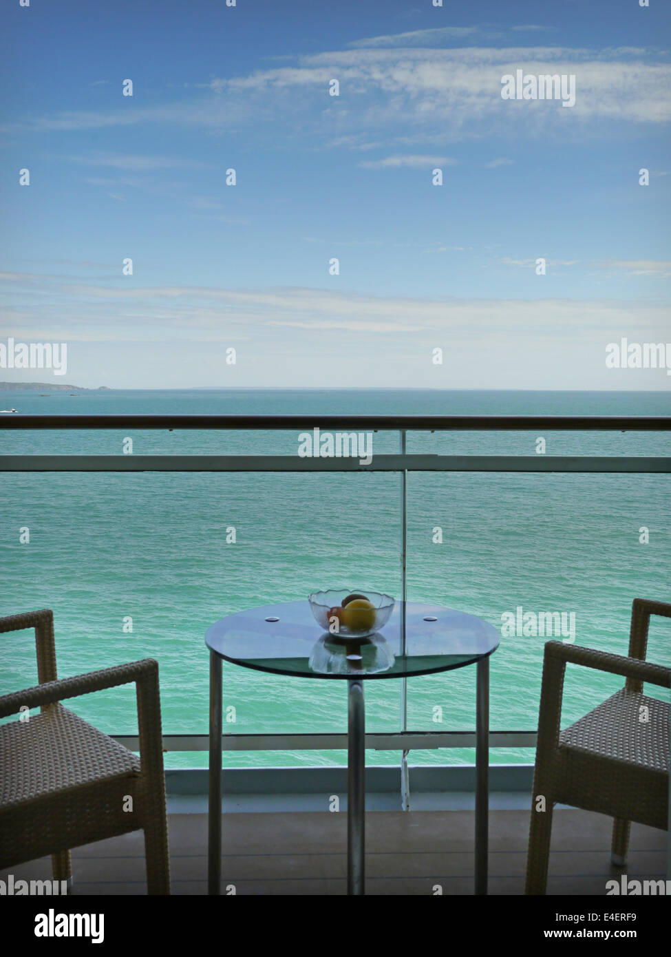 Une vue sur la mer turquoise de la cabine d'un navire balcon avec table et chaises à l'avant-plan Banque D'Images