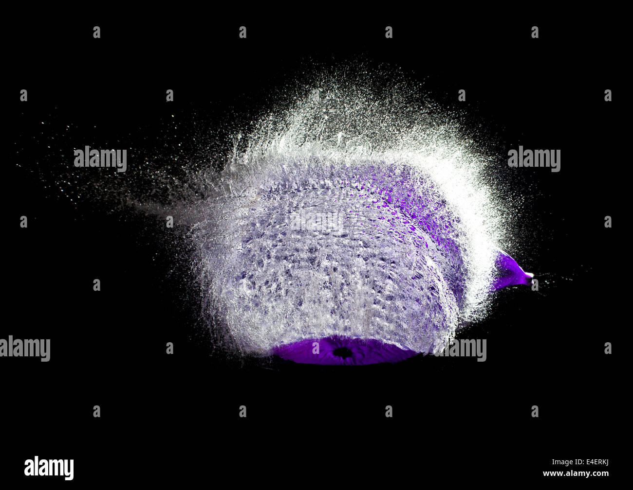 Explosion de ballon rempli d'eau la photographie à haute vitesse Banque D'Images