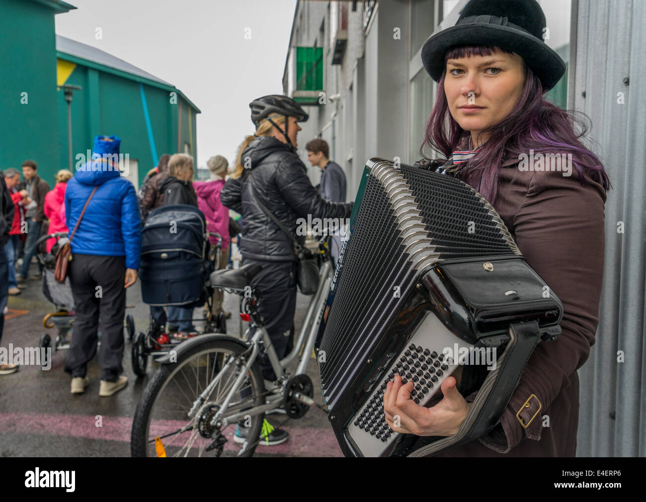 Femme jouant de l'accordéon, festival d'honorer le marin, Reykjavik, Islande Banque D'Images