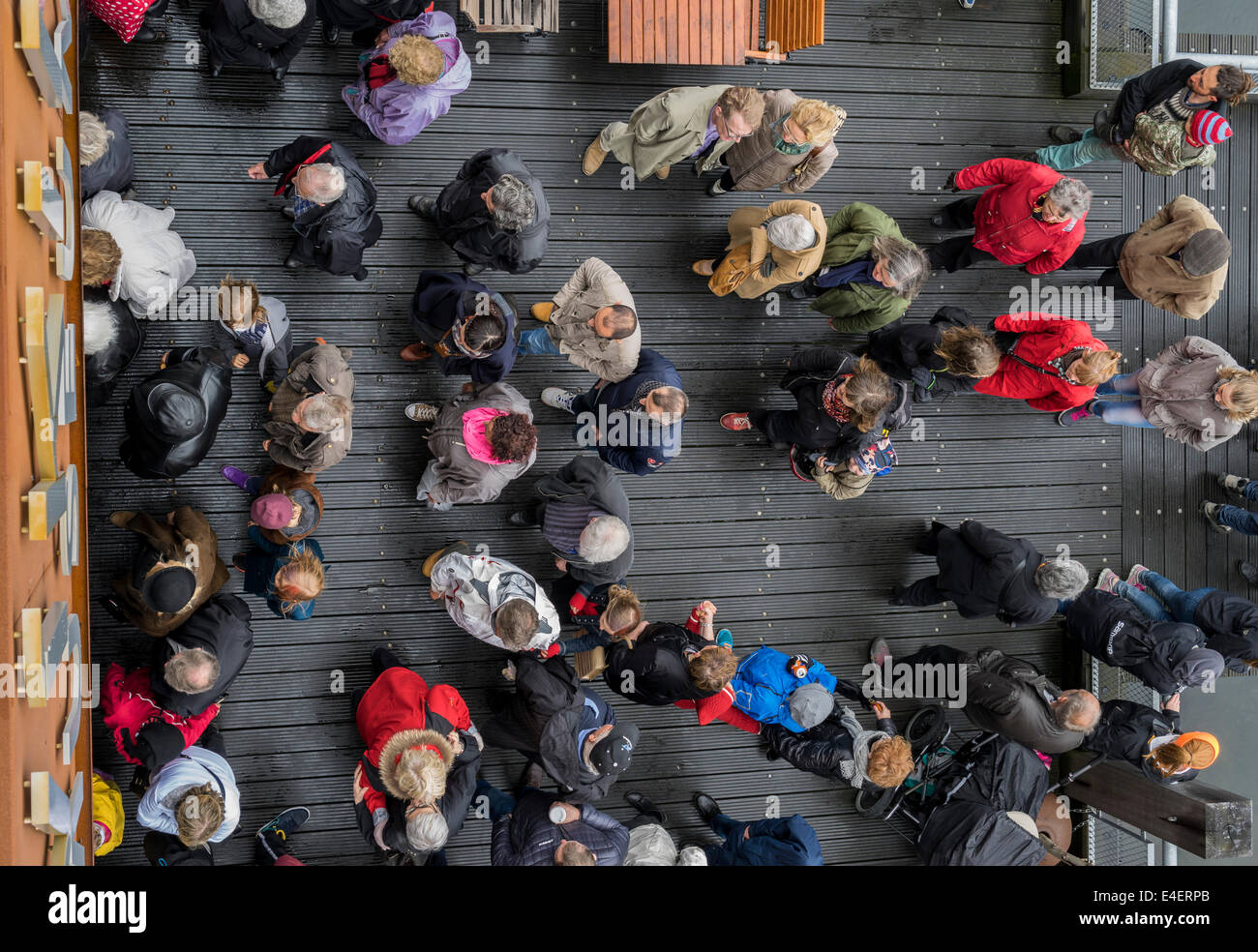 Vue de dessus de personnes marchant autour pendant un festival d'été pluvieux, le marin -fisherman's day, Reykjavik, Islande Banque D'Images