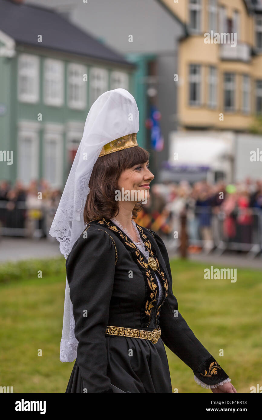 Femme vêtue de l'Icelandic National Costume, 17 juin Jour de l'indépendance de l'Islande, Reykjavik, Islande Banque D'Images