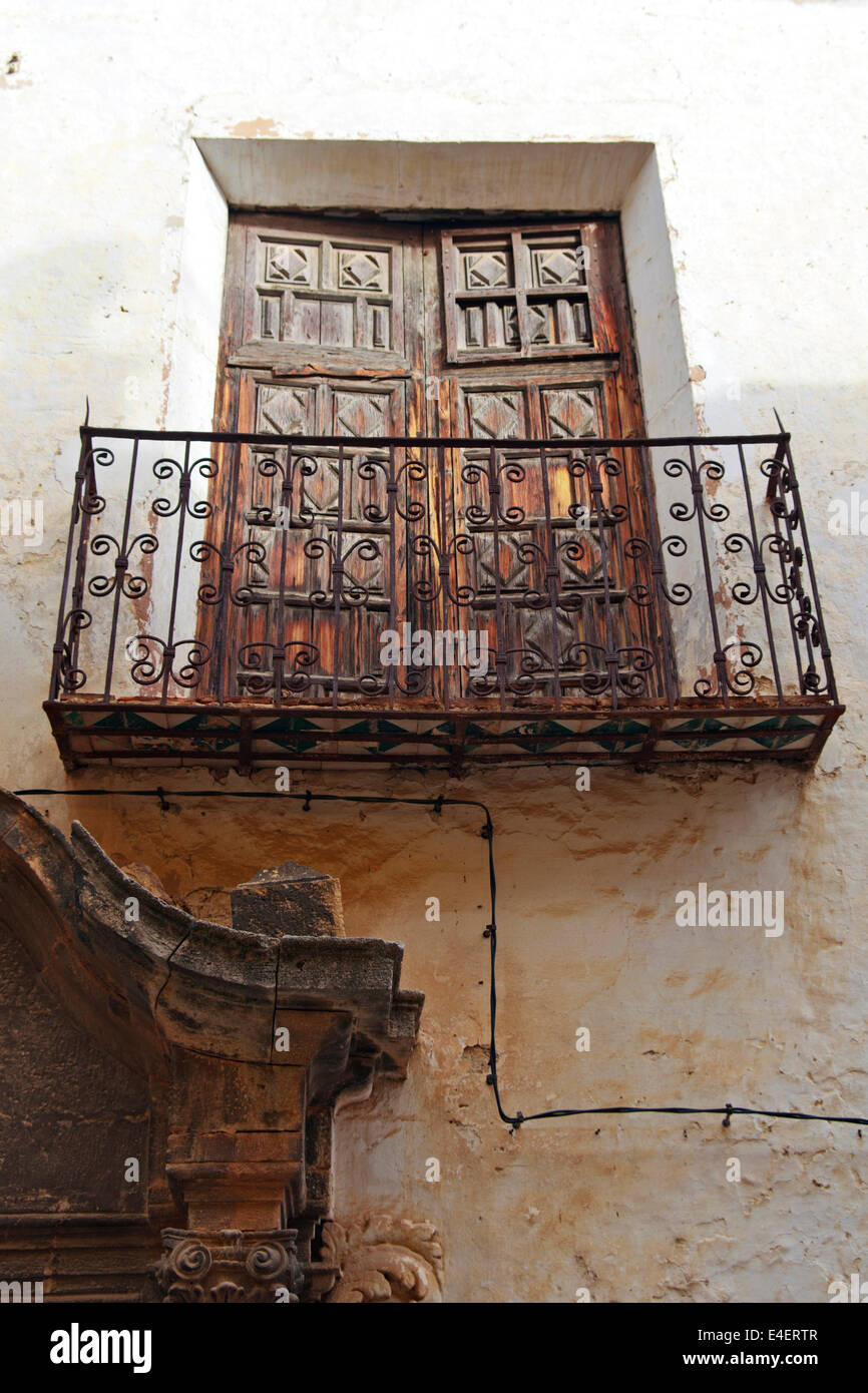 Balcon fenêtre sur 18e siècle Casa dels Sanchez de Cotanda à Benassal (Chambre des Sanchez Cutanda), Castellon, Espagne Banque D'Images