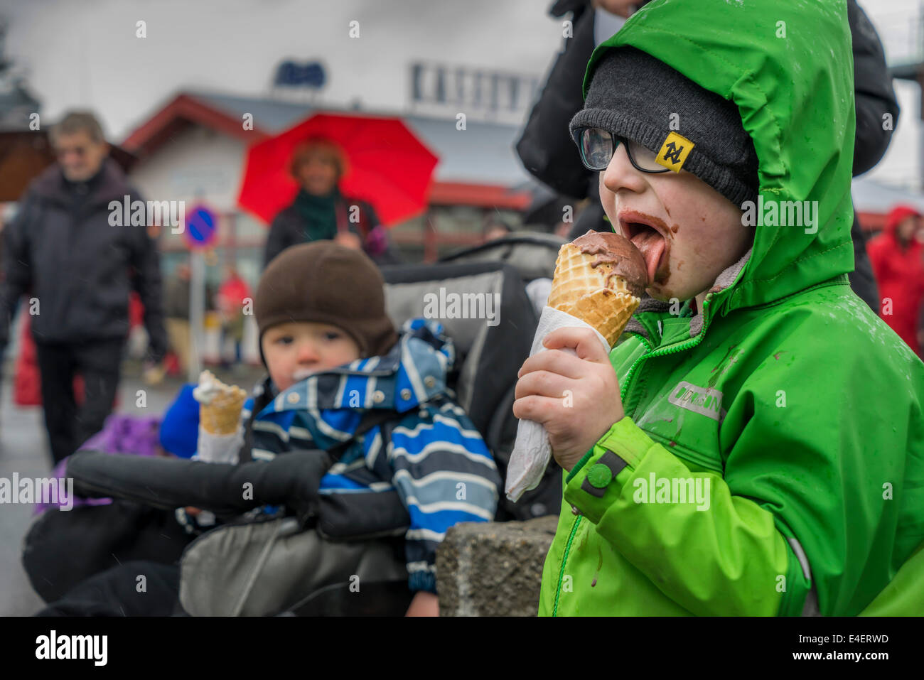 Les enfants de manger de la crème glacée, Reykjavik, Islande Banque D'Images