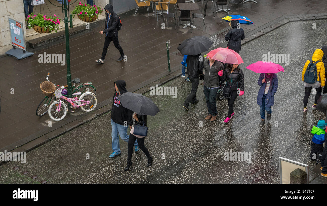 Les gens qui marchent avec des parasols au cours d'une célébration des pluies. Le 17 juin, jour de l'indépendance de l'Islande, Reykjavik, Islande Banque D'Images