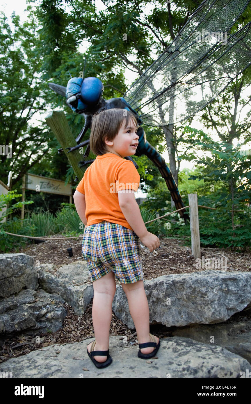 Un garçon de trois ans et à la libellule géante Bug Exposition au Zoo de Louisville au Kentucky Banque D'Images
