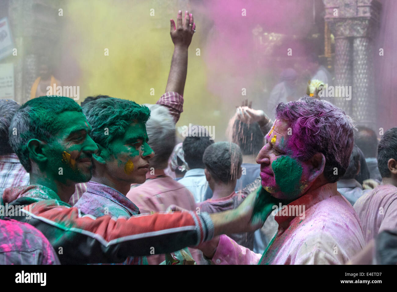 VRINDAVAN, Inde, 15 mars 2014 - poudre de couleur frottis fêtards sur chaque autre à Bankey Bihari temple à Vrindavan. Banque D'Images