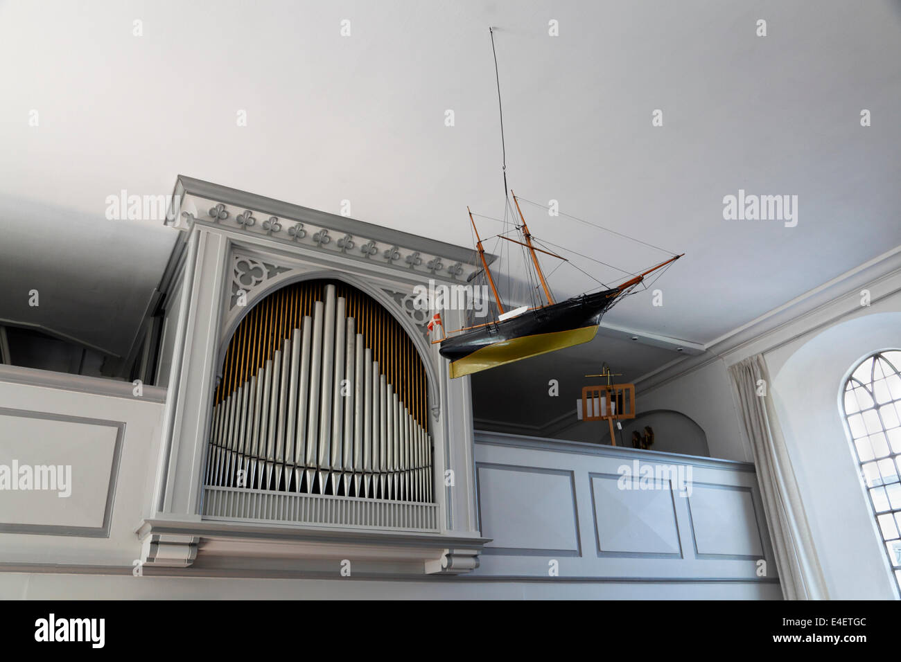 Modèle de navire Votive et d'orgue dans l'Église, North Zealand Gilleleje, Danemark Banque D'Images