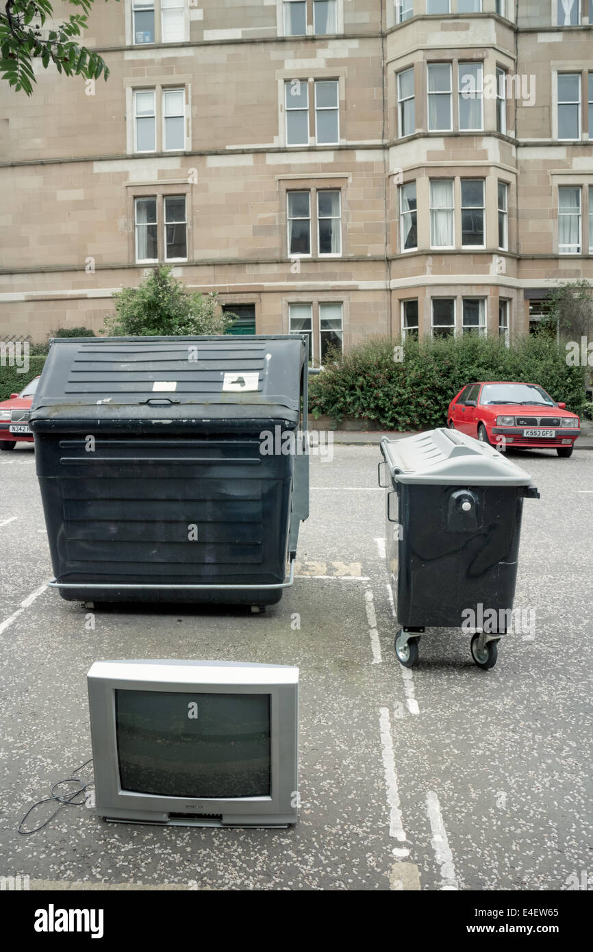 Jetée de la télévision et de grandes poubelles dans la zone Marchmont d'Édimbourg Banque D'Images