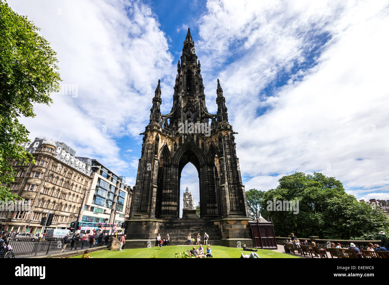 Scott monument pris de Princes Street Gardens Banque D'Images