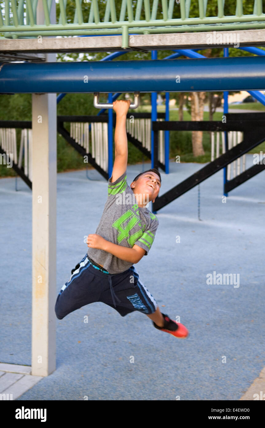 Garçon jouant sur l'aire de jeux au parc au bord de l'eau à Louisville Kentucky Banque D'Images