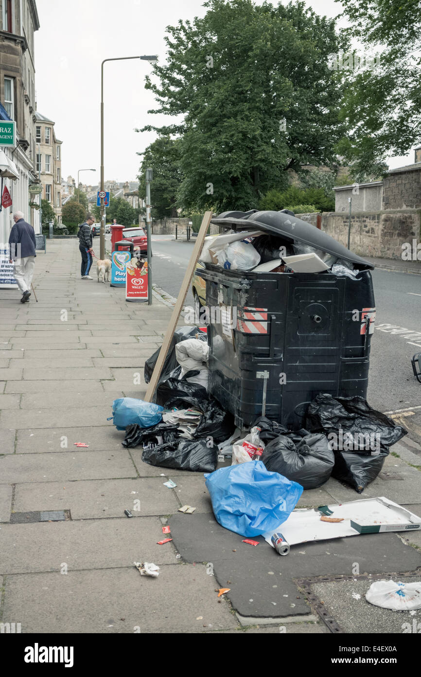 Grand noir représentant une poubelle commune débordant de détritus dans la zone Marchmont Edimbourg Banque D'Images