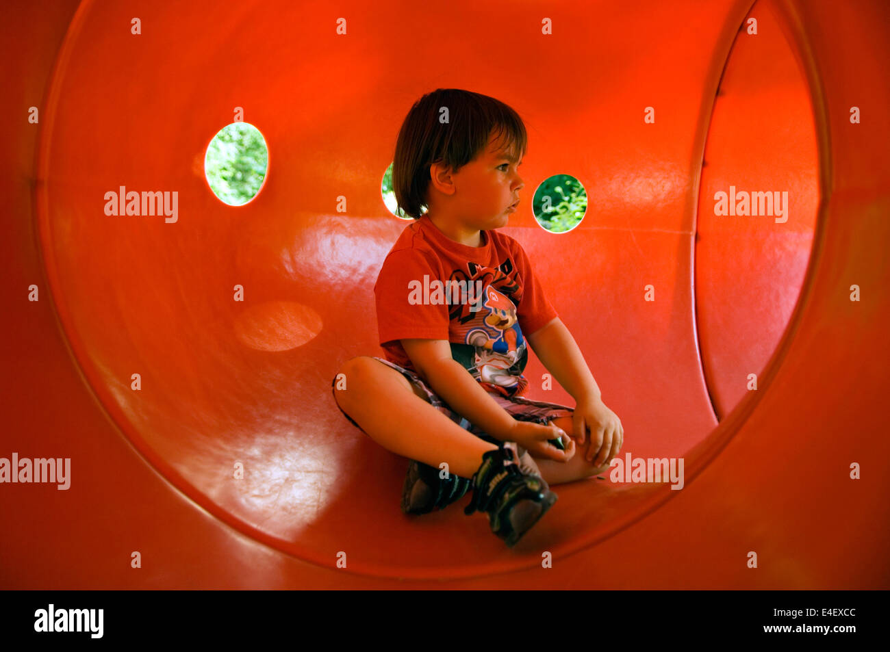 Tout-petits assis dans le tunnel sur l'aire de jeux au Zoo de Louisville au Kentucky Banque D'Images
