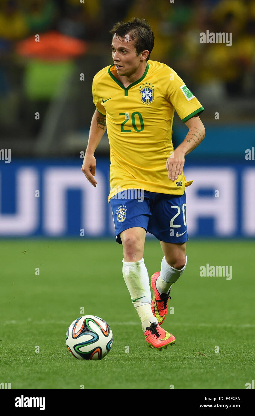 Belo Horizonte, Brésil. 08 juillet, 2014. Bernard du Brésil en action pendant la Coupe du Monde FIFA 2014 football match de demi-finale entre le Brésil et l'Allemagne au stade Mineirao de Belo Horizonte, Brésil, 08 juillet 2014. Photo : Marcus Brandt/dpa/Alamy Live News Banque D'Images