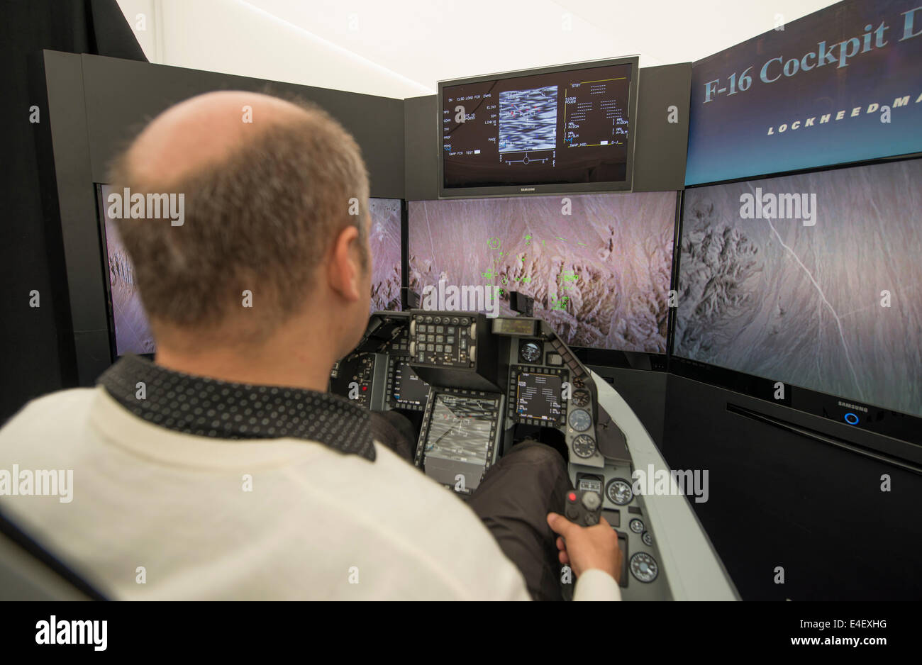 RAF Fairford, Gloucestershire UK. 9 juillet 2014. Lockheed Martin F16 Fighting Falcon full size sur simulateur de cockpit display à la presse avant l'ouverture de RIAT le vendredi 11 juillet. Credit : Malcolm Park editorial/Alamy Live News Banque D'Images